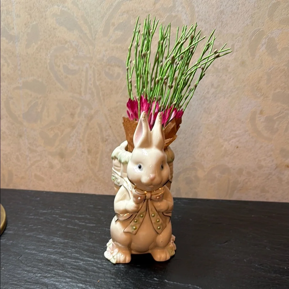 Lenox Petals and Pearls Rabbit Bid Vase.